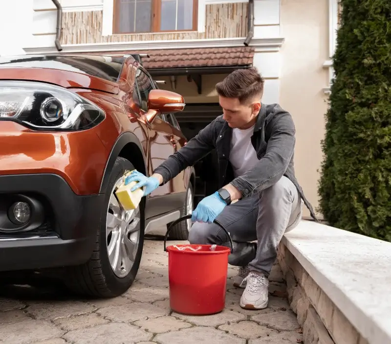Lavage auto à domicile Le Monastier-sur-Gazeille : professionnel intervenant sur un véhicule
